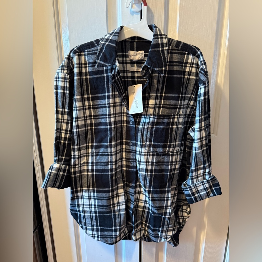Universal Thread Oversized Flannel Black Plaid
Collared Shirt